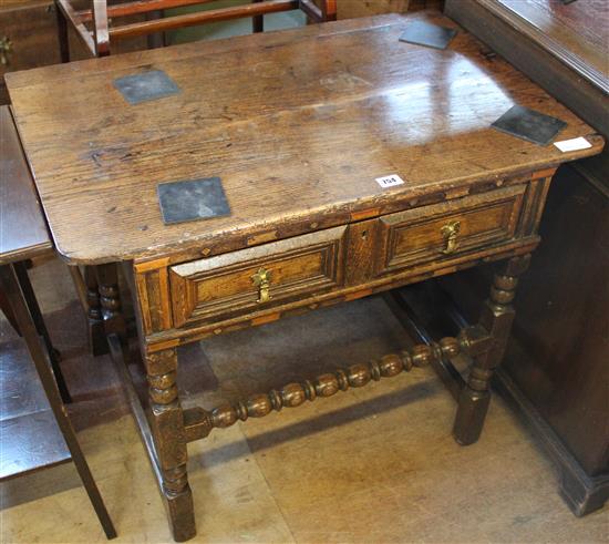 Antique oak 2 drawer table(-)